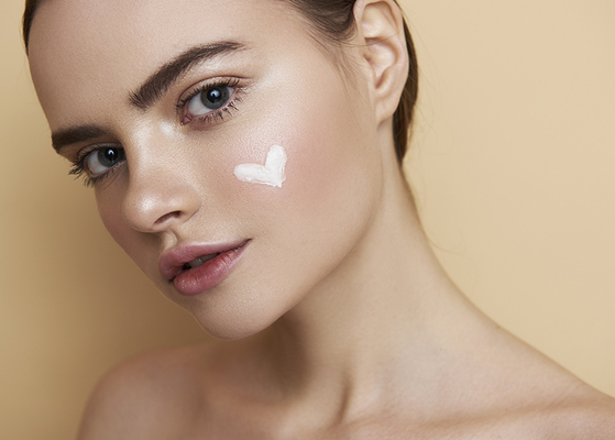 BeautyHack дня: как освежить весь макияж за 30 секунд с помощью бронзера