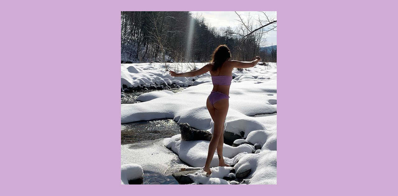 Раздетая россиянка прогуливается у реки зимой Раздетая россиянка прогуливается у реки зимой