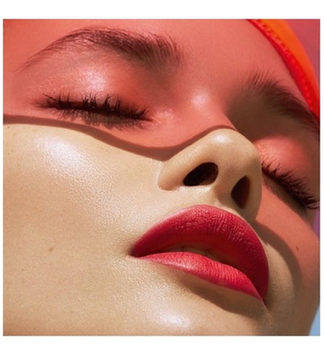 BeautyHack дня: добиться, чтобы помада держалась весь день