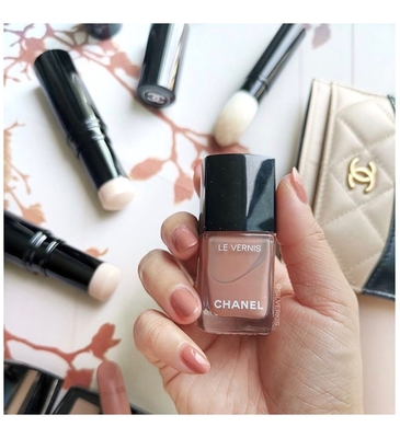 Смотреть вечно: московский художник пишет картину лаками Le Vernis Chanel