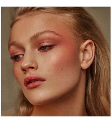 BeautyHack дня: как освежить весь макияж за 30 секунд с помощью одних румян