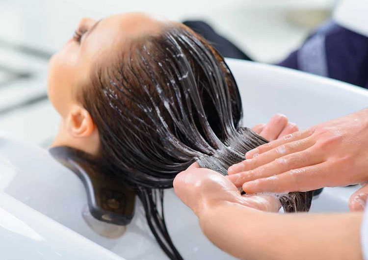 Можно ли мыть окрашенные волосы детским шампунем