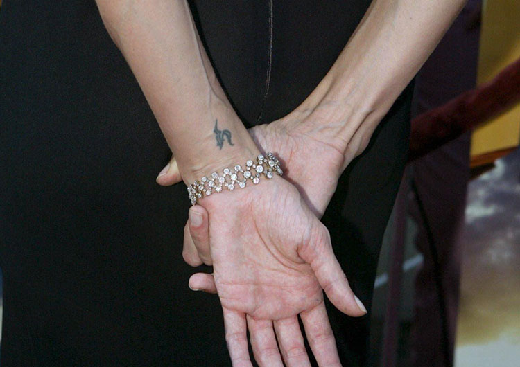 Значение татуировок Анджелины Джоли
