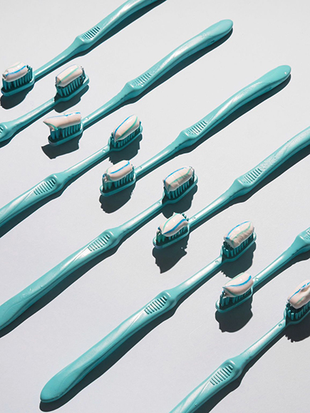 Цветные полоски на тюбиках зубной пасты: что они означают?